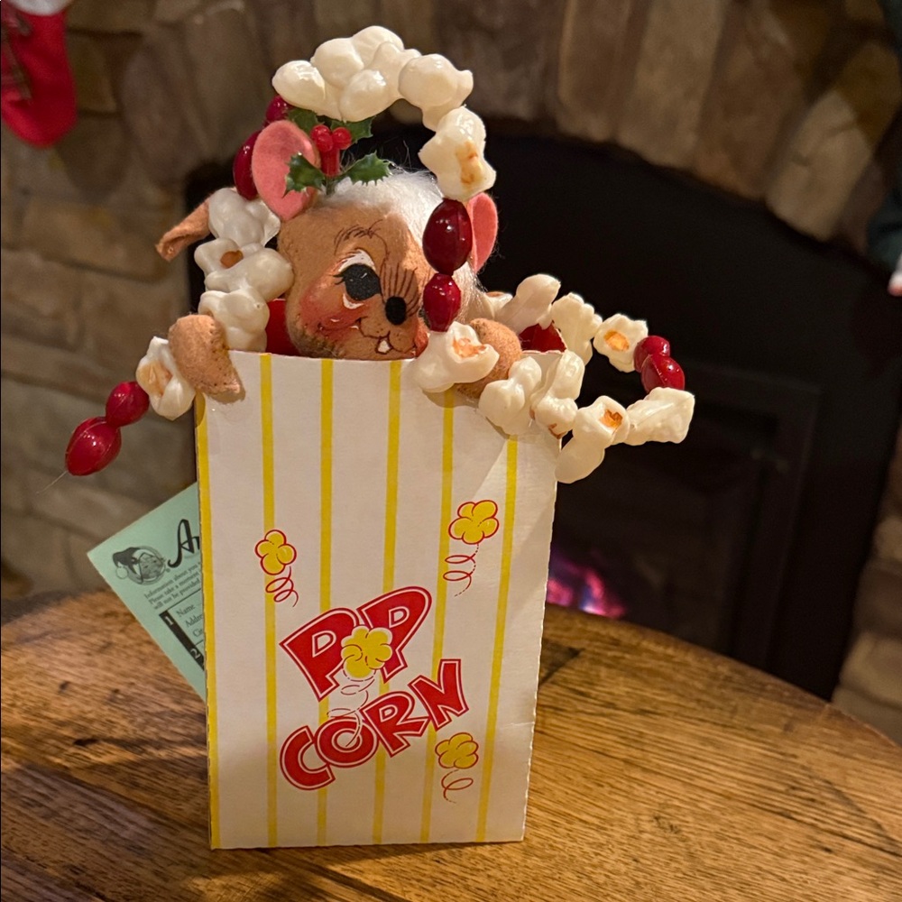 Vintage Adorable Holiday Stringing Popcorn Mouse Annalee 1997
